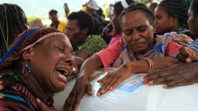 Sempat Tertunda lantaran Hujan, Jenazah Mantan Gubernur Papua Lukas Enembe Dikebumikan hari terakhir pekan Siang