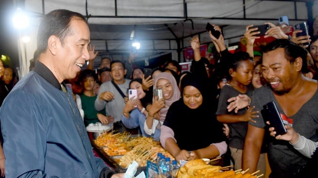 Intip Keseruan Jokowi Borong Corndog pada Waktu senja Tahun Baru 2024